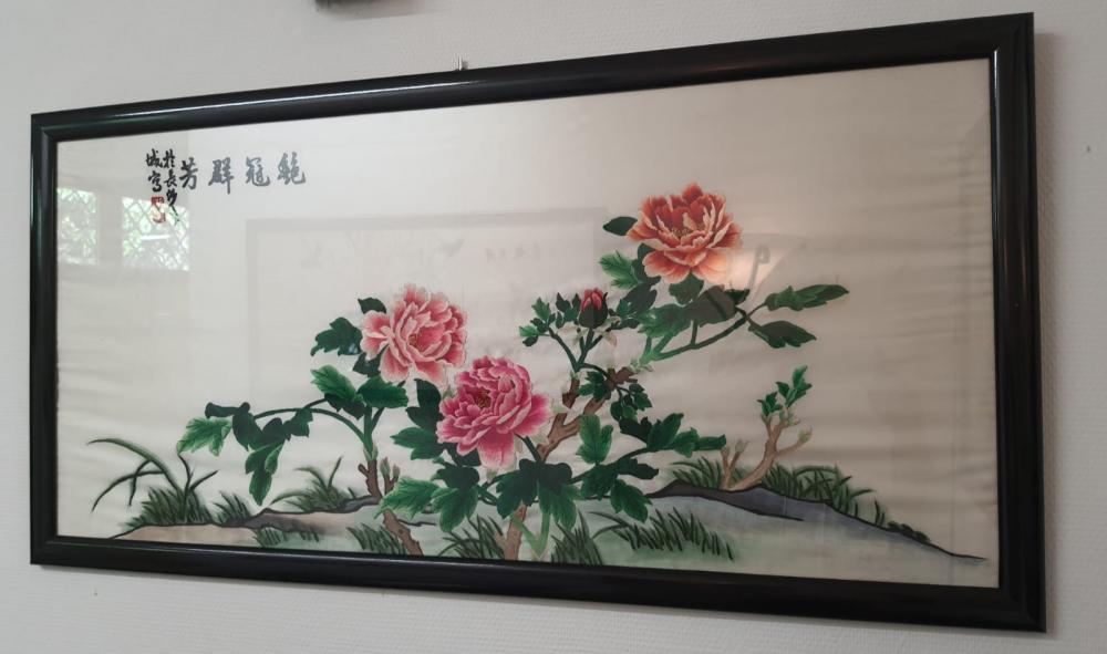 Seidenstickerei, (105,5cm breit) Blumenmotiv  - China - 20. Jahrhundert